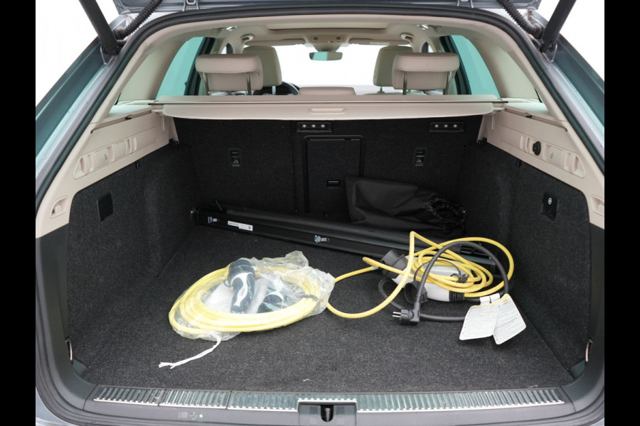 Škoda Superb Combi TSI iV Lauren & Klement Plug In Hybrid 218pk Dealer O.H PHEV | Trekhaak Af Fabriek | Panodak | Camera | Crystal LED | Canton Audio | Lederen Sportstoelen Memory & Ventilatie | Cruise Control | Apple Carplay | Navigatie | Keyless | DAB |