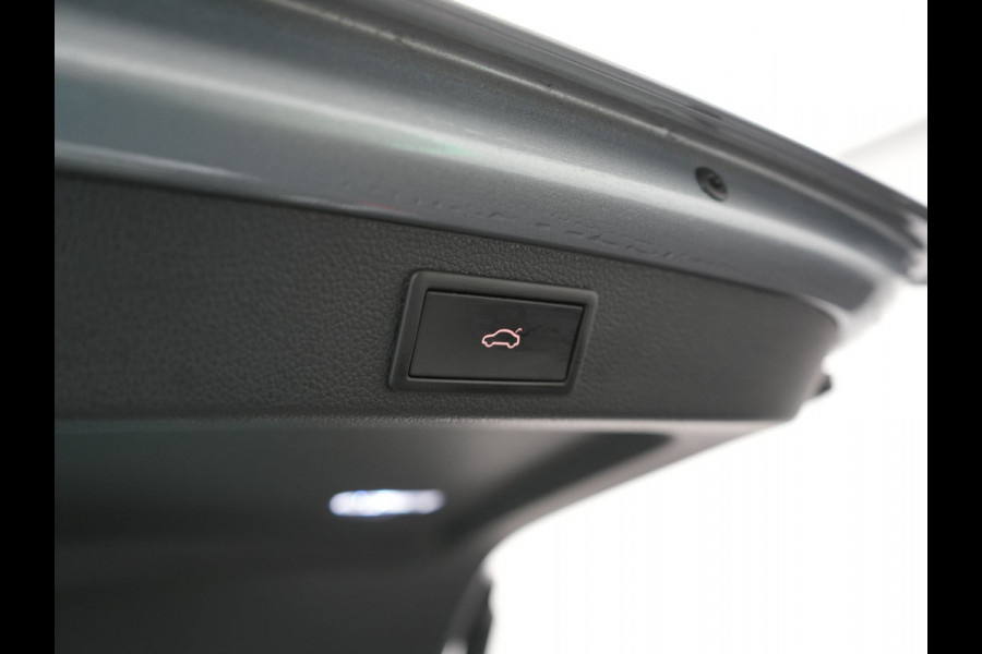 Škoda Superb Combi TSI iV Lauren & Klement Plug In Hybrid 218pk Dealer O.H PHEV | Trekhaak Af Fabriek | Panodak | Camera | Crystal LED | Canton Audio | Lederen Sportstoelen Memory & Ventilatie | Cruise Control | Apple Carplay | Navigatie | Keyless | DAB |