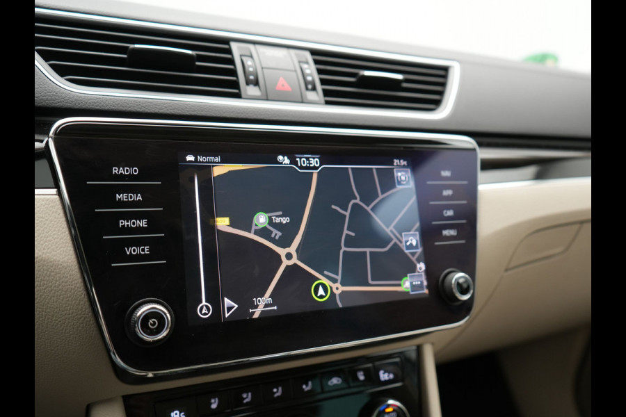 Škoda Superb Combi TSI iV Lauren & Klement Plug In Hybrid 218pk Dealer O.H PHEV | Trekhaak Af Fabriek | Panodak | Camera | Crystal LED | Canton Audio | Lederen Sportstoelen Memory & Ventilatie | Cruise Control | Apple Carplay | Navigatie | Keyless | DAB |