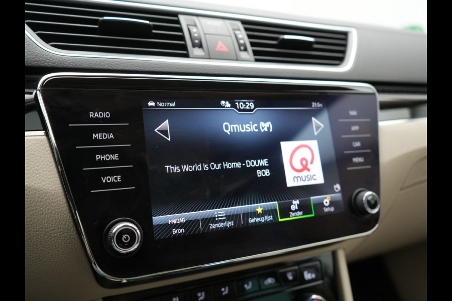 Škoda Superb Combi TSI iV Lauren & Klement Plug In Hybrid 218pk Dealer O.H PHEV | Trekhaak Af Fabriek | Panodak | Camera | Crystal LED | Canton Audio | Lederen Sportstoelen Memory & Ventilatie | Cruise Control | Apple Carplay | Navigatie | Keyless | DAB |