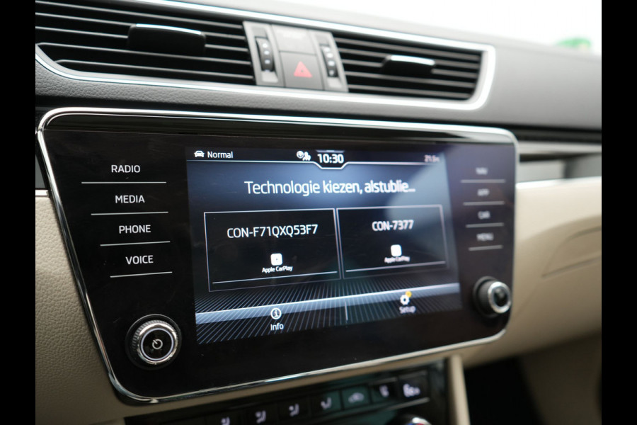 Škoda Superb Combi TSI iV Lauren & Klement Plug In Hybrid 218pk Dealer O.H PHEV | Trekhaak Af Fabriek | Panodak | Camera | Crystal LED | Canton Audio | Lederen Sportstoelen Memory & Ventilatie | Cruise Control | Apple Carplay | Navigatie | Keyless | DAB |