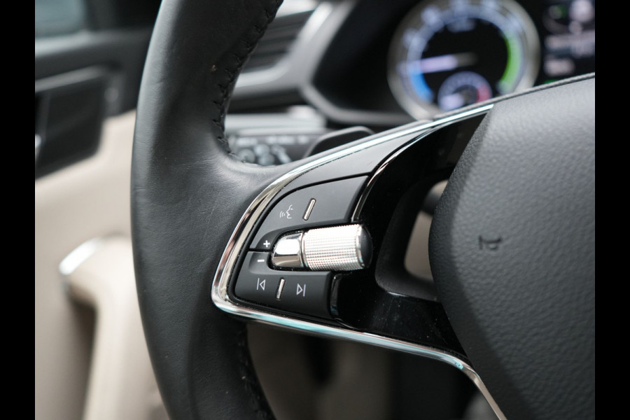Škoda Superb Combi TSI iV Lauren & Klement Plug In Hybrid 218pk Dealer O.H PHEV | Trekhaak Af Fabriek | Panodak | Camera | Crystal LED | Canton Audio | Lederen Sportstoelen Memory & Ventilatie | Cruise Control | Apple Carplay | Navigatie | Keyless | DAB |
