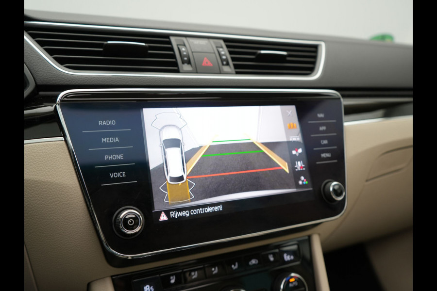 Škoda Superb Combi TSI iV Lauren & Klement Plug In Hybrid 218pk Dealer O.H PHEV | Trekhaak Af Fabriek | Panodak | Camera | Crystal LED | Canton Audio | Lederen Sportstoelen Memory & Ventilatie | Cruise Control | Apple Carplay | Navigatie | Keyless | DAB |