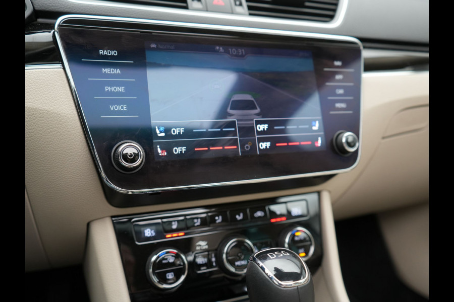 Škoda Superb Combi TSI iV Lauren & Klement Plug In Hybrid 218pk Dealer O.H PHEV | Trekhaak Af Fabriek | Panodak | Camera | Crystal LED | Canton Audio | Lederen Sportstoelen Memory & Ventilatie | Cruise Control | Apple Carplay | Navigatie | Keyless | DAB |