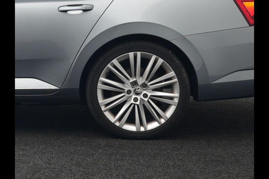 Škoda Superb Combi TSI iV Lauren & Klement Plug In Hybrid 218pk Dealer O.H PHEV | Trekhaak Af Fabriek | Panodak | Camera | Crystal LED | Canton Audio | Lederen Sportstoelen Memory & Ventilatie | Cruise Control | Apple Carplay | Navigatie | Keyless | DAB |