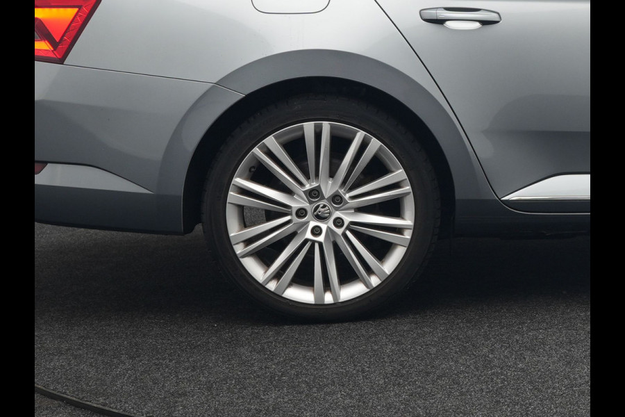 Škoda Superb Combi TSI iV Lauren & Klement Plug In Hybrid 218pk Dealer O.H PHEV | Trekhaak Af Fabriek | Panodak | Camera | Crystal LED | Canton Audio | Lederen Sportstoelen Memory & Ventilatie | Cruise Control | Apple Carplay | Navigatie | Keyless | DAB |