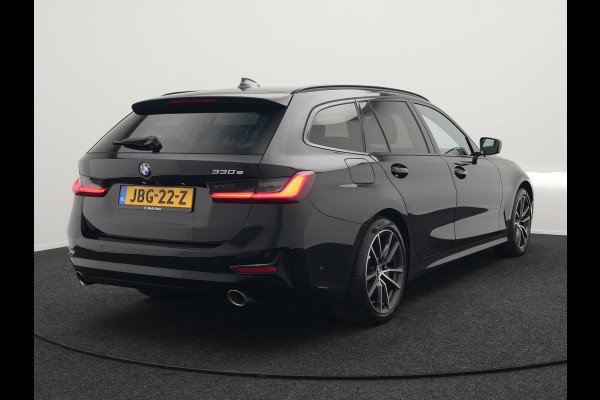 BMW 3 Serie Touring 330e Sportline Plug In Hybrid 293pk Dealer O.H PHEV | Camera | Cruise Control | Apple Carplay | Harman & Kardon | Lederen Sportstoelen Verwarmd | Front Assist | Navigatie | Sfeerverlichting | Virtual | DAB |