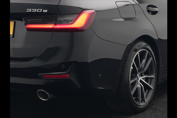 BMW 3 Serie Touring 330e Sportline Plug In Hybrid 293pk Dealer O.H PHEV | Camera | Cruise Control | Apple Carplay | Harman & Kardon | Lederen Sportstoelen Verwarmd | Front Assist | Navigatie | Sfeerverlichting | Virtual | DAB |