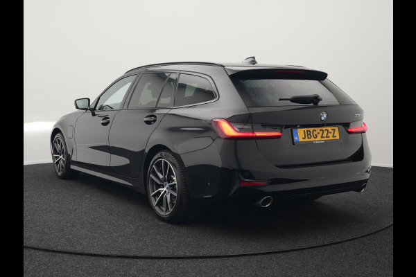BMW 3 Serie Touring 330e Sportline Plug In Hybrid 293pk Dealer O.H PHEV | Camera | Cruise Control | Apple Carplay | Harman & Kardon | Lederen Sportstoelen Verwarmd | Front Assist | Navigatie | Sfeerverlichting | Virtual | DAB |