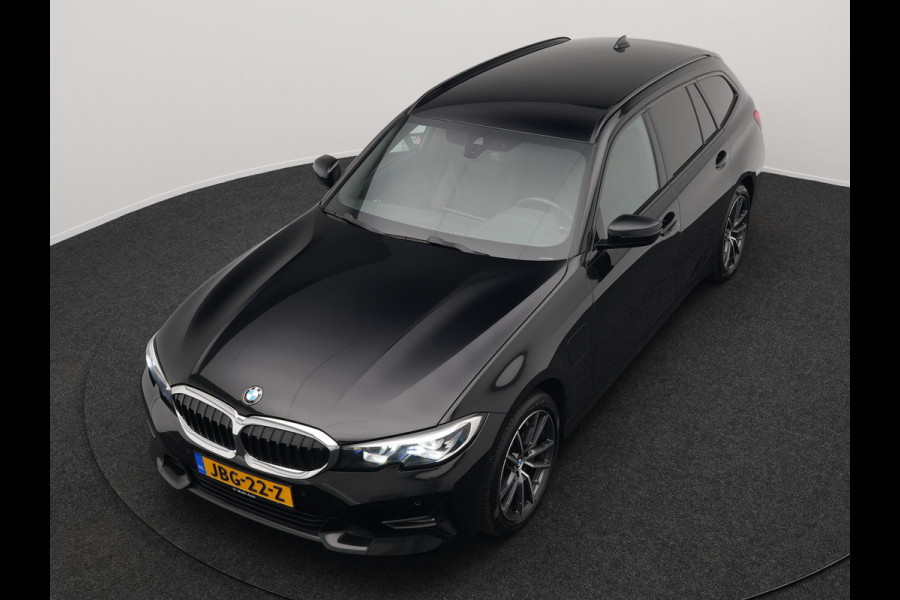 BMW 3 Serie Touring 330e Sportline Plug In Hybrid 293pk Dealer O.H PHEV | Camera | Cruise Control | Apple Carplay | Harman & Kardon | Lederen Sportstoelen Verwarmd | Front Assist | Navigatie | Sfeerverlichting | Virtual | DAB |