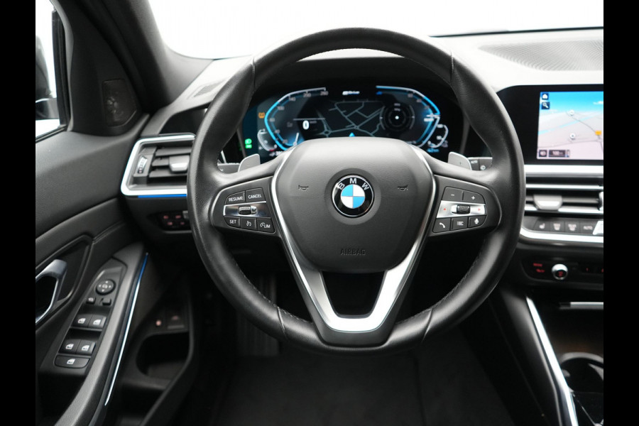 BMW 3 Serie Touring 330e Sportline Plug In Hybrid 293pk Dealer O.H PHEV | Camera | Cruise Control | Apple Carplay | Harman & Kardon | Lederen Sportstoelen Verwarmd | Front Assist | Navigatie | Sfeerverlichting | Virtual | DAB |