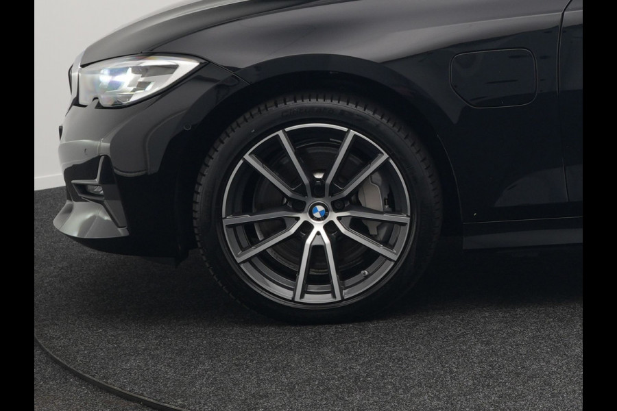 BMW 3 Serie Touring 330e Sportline Plug In Hybrid 293pk Dealer O.H PHEV | Camera | Cruise Control | Apple Carplay | Harman & Kardon | Lederen Sportstoelen Verwarmd | Front Assist | Navigatie | Sfeerverlichting | Virtual | DAB |