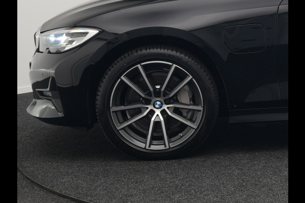 BMW 3 Serie Touring 330e Sportline Plug In Hybrid 293pk Dealer O.H PHEV | Camera | Cruise Control | Apple Carplay | Harman & Kardon | Lederen Sportstoelen Verwarmd | Front Assist | Navigatie | Sfeerverlichting | Virtual | DAB |