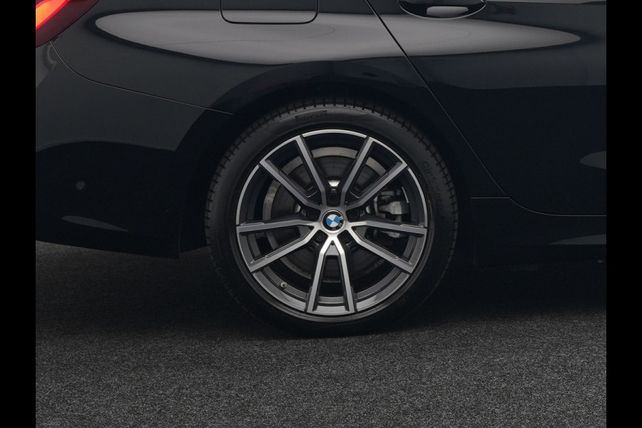 BMW 3 Serie Touring 330e Sportline Plug In Hybrid 293pk Dealer O.H PHEV | Camera | Cruise Control | Apple Carplay | Harman & Kardon | Lederen Sportstoelen Verwarmd | Front Assist | Navigatie | Sfeerverlichting | Virtual | DAB |