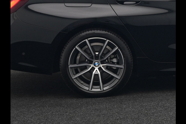 BMW 3 Serie Touring 330e Sportline Plug In Hybrid 293pk Dealer O.H PHEV | Camera | Cruise Control | Apple Carplay | Harman & Kardon | Lederen Sportstoelen Verwarmd | Front Assist | Navigatie | Sfeerverlichting | Virtual | DAB |