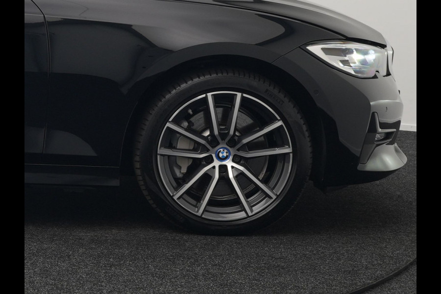 BMW 3 Serie Touring 330e Sportline Plug In Hybrid 293pk Dealer O.H PHEV | Camera | Cruise Control | Apple Carplay | Harman & Kardon | Lederen Sportstoelen Verwarmd | Front Assist | Navigatie | Sfeerverlichting | Virtual | DAB |