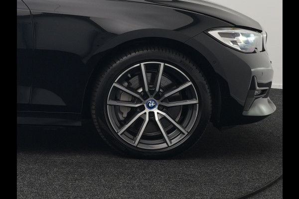 BMW 3 Serie Touring 330e Sportline Plug In Hybrid 293pk Dealer O.H PHEV | Camera | Cruise Control | Apple Carplay | Harman & Kardon | Lederen Sportstoelen Verwarmd | Front Assist | Navigatie | Sfeerverlichting | Virtual | DAB |