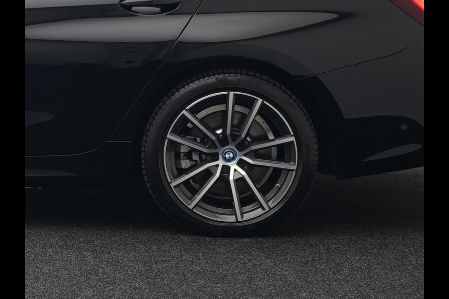 BMW 3 Serie Touring 330e Sportline Plug In Hybrid 293pk Dealer O.H PHEV | Camera | Cruise Control | Apple Carplay | Harman & Kardon | Lederen Sportstoelen Verwarmd | Front Assist | Navigatie | Sfeerverlichting | Virtual | DAB |