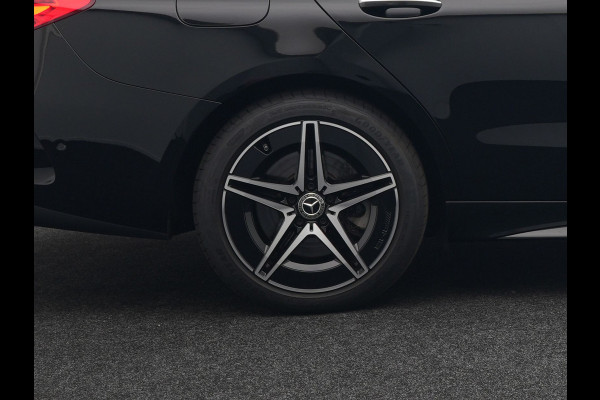 Mercedes-Benz C-Klasse Estate 300 e AMG Line Plug In Hybrid 320pk Dealer O.H NIEUW MODEL PHEV | Panodak | 360 Camera | Adaptive Cruise | Lederen Sportstoelen Massage & Memory | Sfeerverlichting | Keyless | Navigatie | Virtual | DAB |