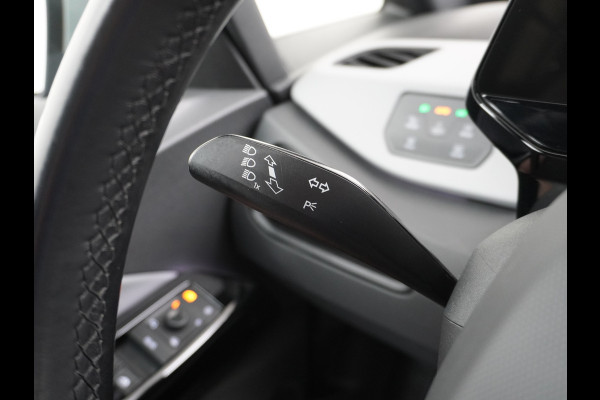 Volkswagen ID.3 58kWh 204PK 1st. First Plus Navi-Pro 19" Camera Trekhaak Apple Carplay Android Auto Matrix-LED Stoel-Stuurverwarming Adapt.Cruis Lmv Bluetooth Regensensor Rijstrooksensor Verkeersbord detectie Wifi Origineel Nederlandse Auto Nieuwprijs €43.675,-