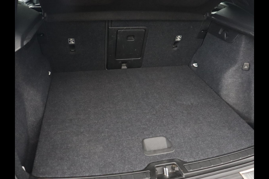 Volvo XC40 1.5 T2 Business Pro | Trekhaak | Stoel & stuurverwarming | Camera | Carplay | Navigatie | Adaptive cruise | Keyless | Climate control