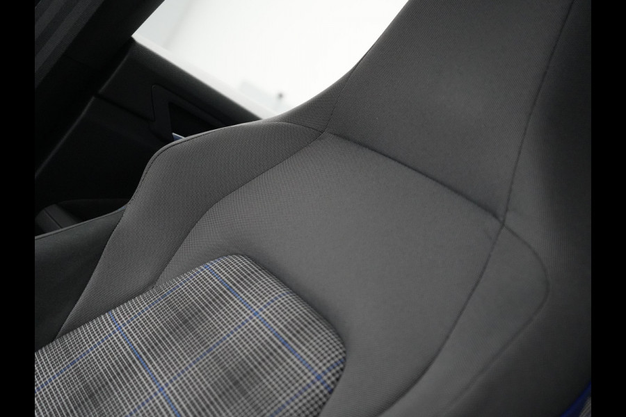 Volkswagen Golf GTE 245pk Plug In Hybrid Black Optic PHEV | Adaptive Cruise  | Camera | IQ Light | Sportstoelen Verwarmd | 18"L.M | Virtual | Apple Carplay | Sfeerverlichting | Keyless |