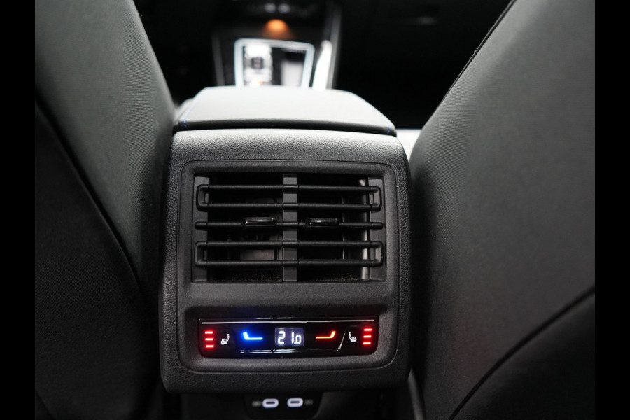 Volkswagen Golf GTE 245pk Plug In Hybrid Black Optic PHEV | Adaptive Cruise  | Camera | IQ Light | Sportstoelen Verwarmd | 18"L.M | Virtual | Apple Carplay | Sfeerverlichting | Keyless |