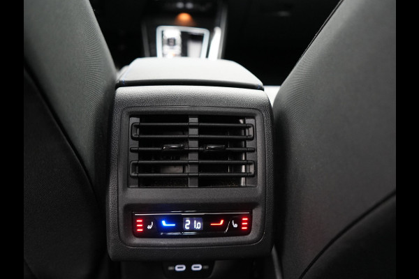 Volkswagen Golf GTE 245pk Plug In Hybrid Black Optic PHEV | Adaptive Cruise  | Camera | IQ Light | Sportstoelen Verwarmd | 18"L.M | Virtual | Apple Carplay | Sfeerverlichting | Keyless |