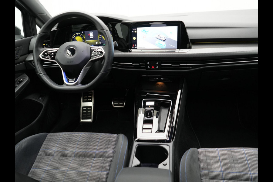 Volkswagen Golf GTE 245pk Plug In Hybrid Black Optic PHEV | Adaptive Cruise  | Camera | IQ Light | Sportstoelen Verwarmd | 18"L.M | Virtual | Apple Carplay | Sfeerverlichting | Keyless |
