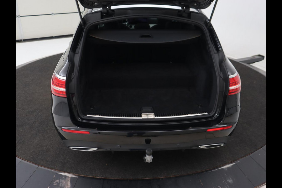 Mercedes-Benz E-Klasse 300e AMG | Panoramadak | Burmester | Head-Up | Adaptive cruise | Stoelverwarming | 360 Camera | Memory | Carplay | Matrix LED | Leder/Alcantara | Trekhaak | Widescreen | PHEV | Plug In