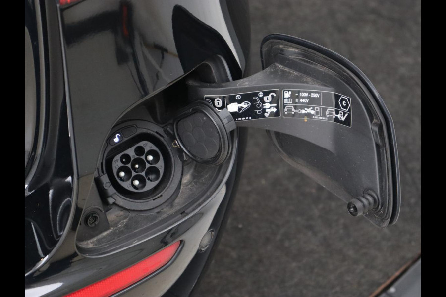 Mercedes-Benz E-Klasse 300e AMG | Panoramadak | Burmester | Head-Up | Adaptive cruise | Stoelverwarming | 360 Camera | Memory | Carplay | Matrix LED | Leder/Alcantara | Trekhaak | Widescreen | PHEV | Plug In