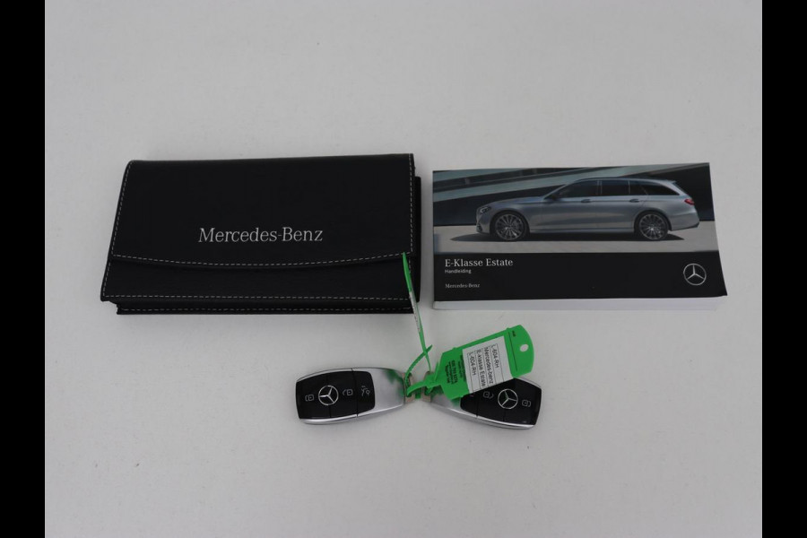 Mercedes-Benz E-Klasse 300e AMG | Panoramadak | Burmester | Head-Up | Adaptive cruise | Stoelverwarming | 360 Camera | Memory | Carplay | Matrix LED | Leder/Alcantara | Trekhaak | Widescreen | PHEV | Plug In