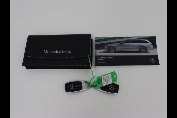 Mercedes-Benz E-Klasse 300e AMG | Panoramadak | Burmester | Head-Up | Adaptive cruise | Stoelverwarming | 360 Camera | Memory | Carplay | Matrix LED | Leder/Alcantara | Trekhaak | Widescreen | PHEV | Plug In