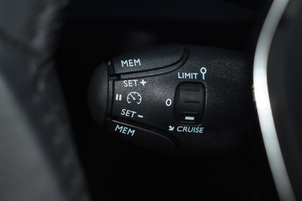 Peugeot 208 Hybrid 100 e-DCS6 Allure Aut. | Carplay | Navi | PDC | Incl. garantie