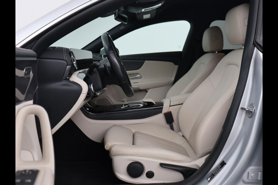 Mercedes-Benz CLA-Klasse Shooting Brake 180 Luxury Line | Leder | Adaptive cruise | Stoelverwarming | Camera | Matrix LED | Carplay | Sfeerverlichting | Widescreen | Keyless