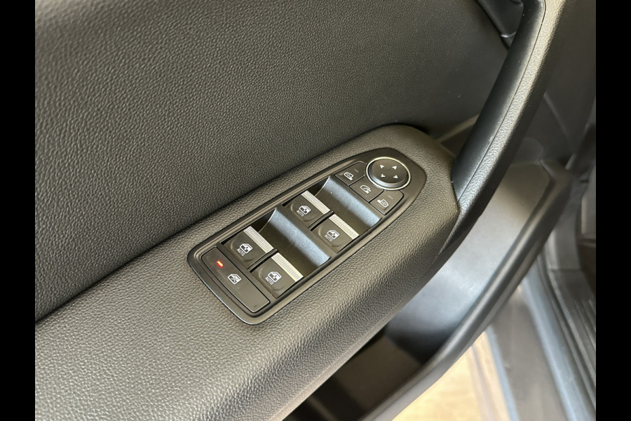 Renault Captur 1.3 TCe 155 Intens | Groot Navi | ACC | Blindspot | Camera | 18" | Stoel & Stuur verwarming |