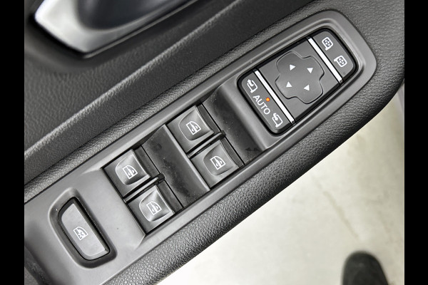 Renault Captur TCe 120PK Intens / CAMERA/ Navi / Parkeer sensoren V+A