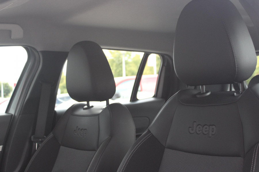 Jeep Avenger 1.2 100PK ALTITUDE | JBL AUDIO | NAVIGATIE | STOEL VERWARMING | DRAADLOZE APPLE CARPLAY/ANDROID AUTO | DRAADLOZE TELEFOONLADER | ADAPTIVE CRUISE CONTROL | DAB+ RADIO | LED KOPLAMPEN | LICHTMETALEN VELGEN | KEYLESS ENTRY/START | ELEKTRISCH BEDIENBARE ACHTERKLEP | CLIMATE CONTROL |