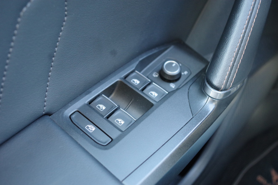 CUPRA Leon Sportstourer 1.4 e-Hybrid 245 PK VZ Copper Edition, Adap. Cruise Control, Kuipstoelen, Sfeerverlichting, LED