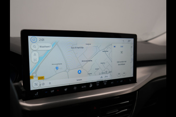 Ford Focus EcoBoost Hybrid 155pk Dealer O.H | Trekhaak Af Fabriek | Adaptive Cruise | Camera | Apple Carplay | Verwarmde Sportstoel & Stuur | Navigatie | Blis | Virtual | DAB |