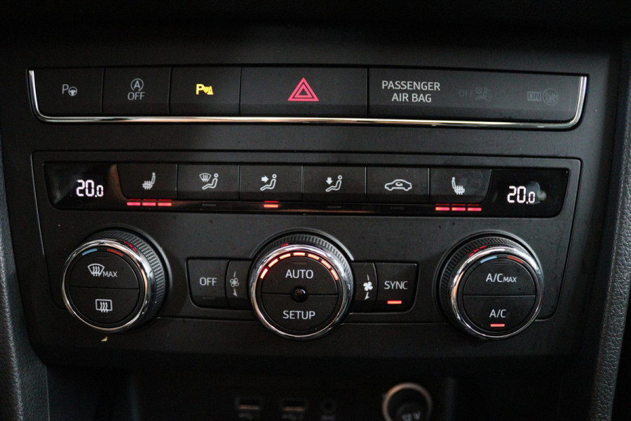 Seat Ateca 1.0 EcoTSI Style Business Intense (PANORAMADAK, STOELVERWARMING, DIGITALE COCKPIT, CAMERA, NAVIGATIE CARPLAY)