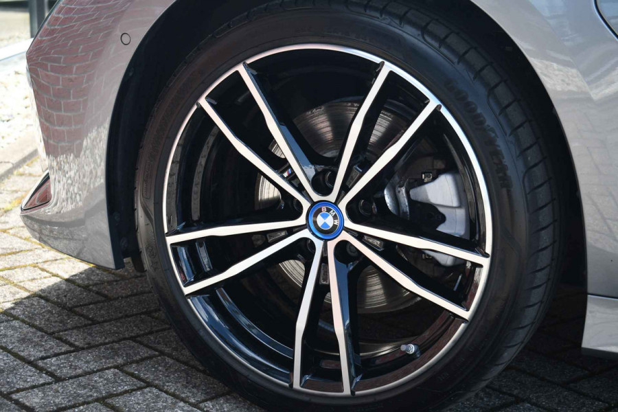 BMW 3 Serie Touring 330e xDrive M-Sport Pano ACC 19inch HUD El-zetels Camera