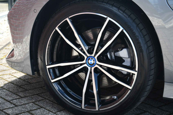 BMW 3 Serie Touring 330e xDrive M-Sport Pano ACC 19inch HUD El-zetels Camera