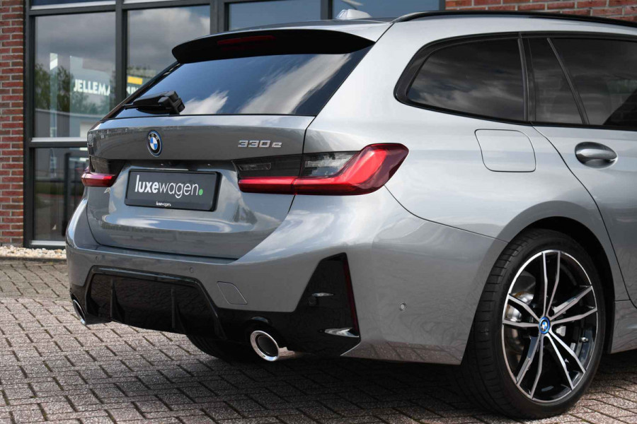 BMW 3 Serie Touring 330e xDrive M-Sport Pano ACC 19inch HUD El-zetels Camera