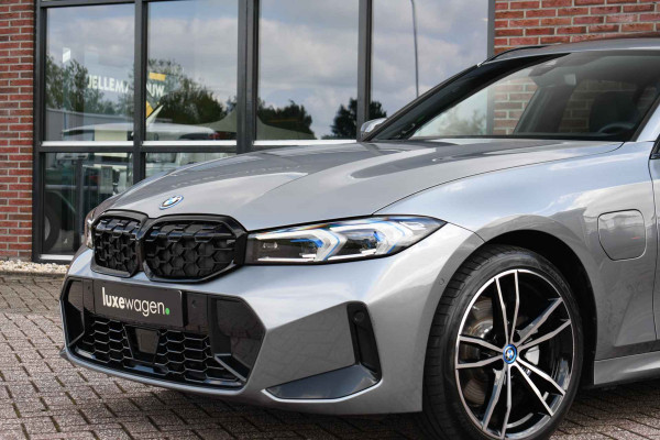 BMW 3 Serie Touring 330e xDrive M-Sport Pano ACC 19inch HUD El-zetels Camera
