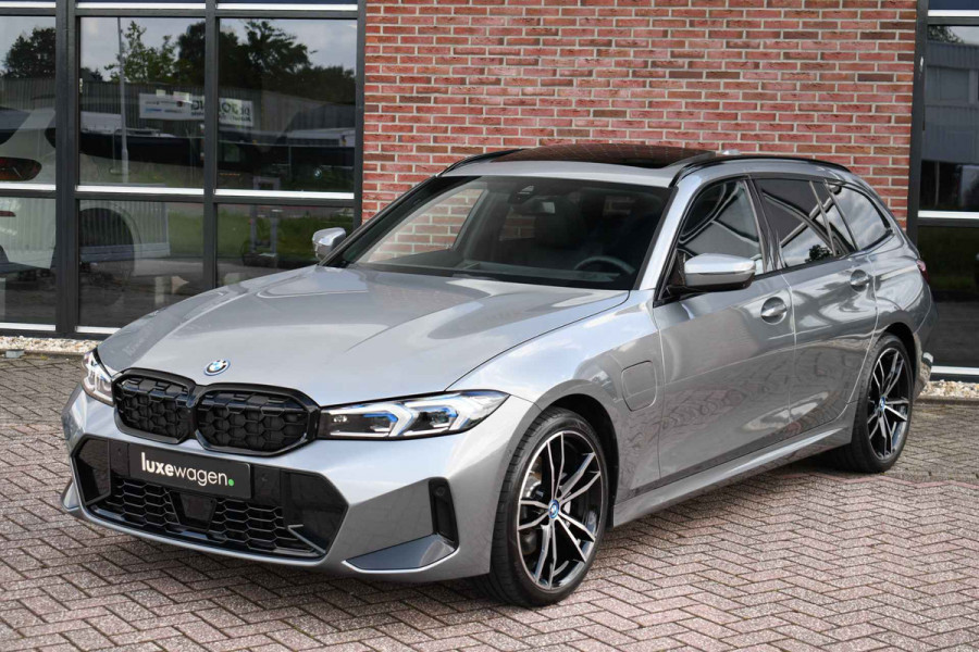 BMW 3 Serie Touring 330e xDrive M-Sport Pano ACC 19inch HUD El-zetels Camera