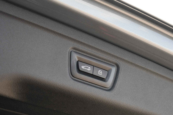 BMW 3 Serie Touring 330e xDrive M-Sport Pano ACC 19inch HUD El-zetels Camera