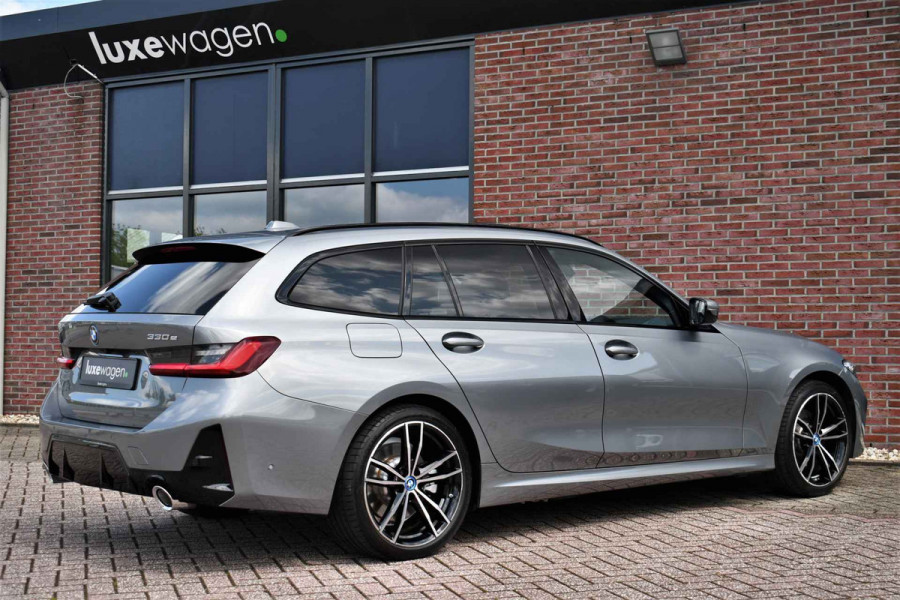 BMW 3 Serie Touring 330e xDrive M-Sport Pano ACC 19inch HUD El-zetels Camera