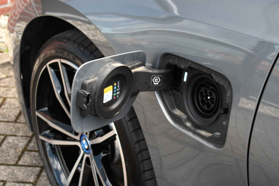 BMW 3 Serie Touring 330e xDrive M-Sport Pano ACC 19inch HUD El-zetels Camera