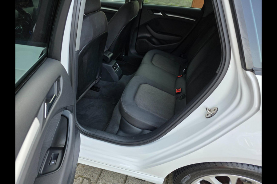 Audi A3 Sportback 1.4 e-tron Pro Line plus / PANO / DEALER OH / NWE BEURT / AFN TREKH. / P.SENSOR V+A / STOELVERW. / LANE-ASSIST !